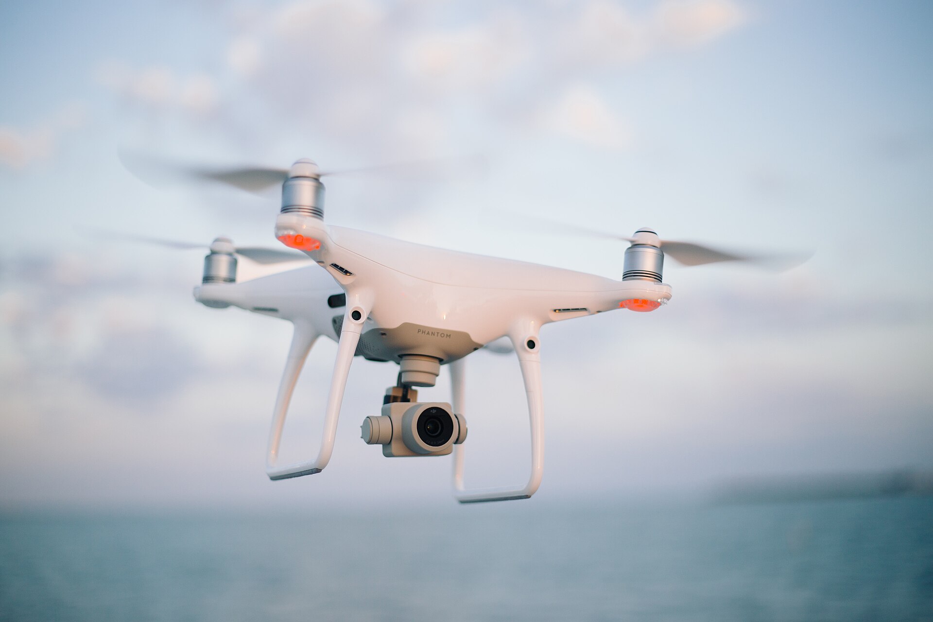 Quadcopter w locie na tle nieba